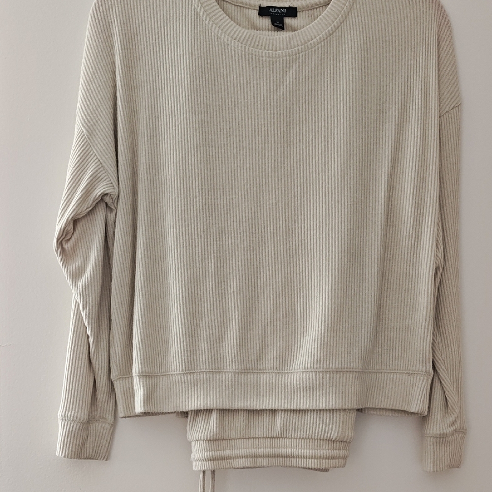 Alfani Beige Ribbed Knit Top & pants With Pockets.  Exercise Outfit Or Loungewea